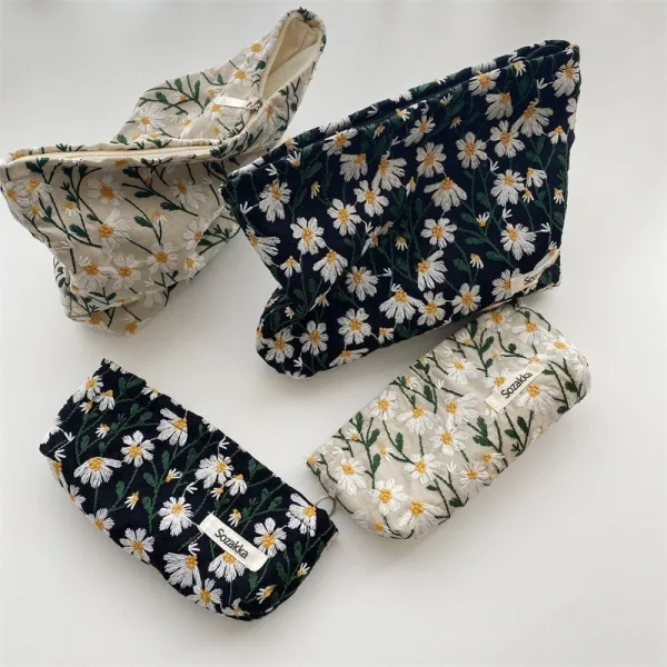 Trousse de maquillage femme broderies pâquerettes